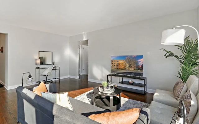 Comfy 2BR Rogers Park Apt in Sheridan