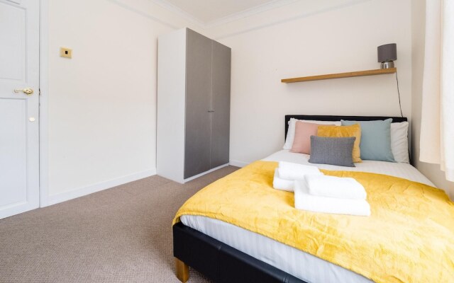 Bright Battersea pad Sleeps 5