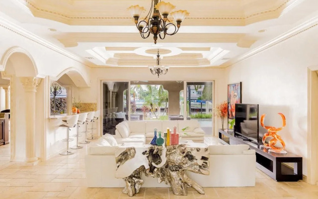 Florence by AvantStay | Estate w/ Dock & Pool | Sleeps 16