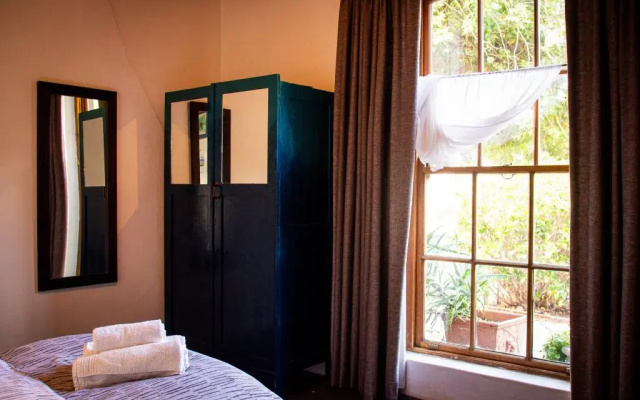 Ebonymoon Guest House and Studio