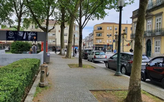 Downtown Porto next to subway with parking FREE