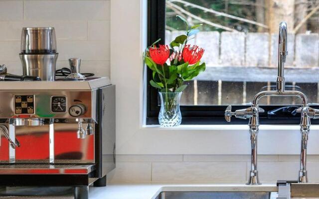 Lovett - quirky, stylish with a bush backdrop – Kitchen – Mittagong