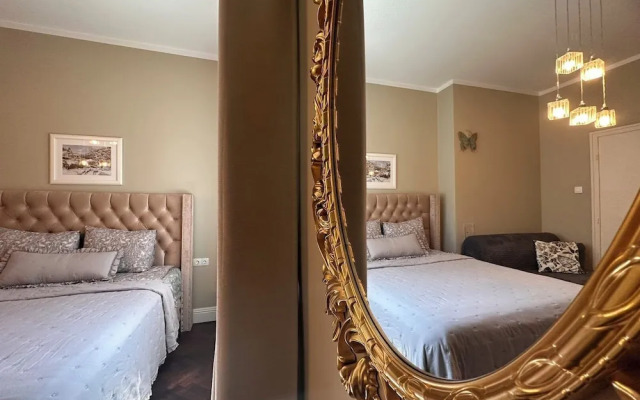 3 BDR Top Center Artistic Apartment - 115 m2
