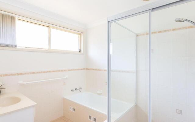 1/4 Huntly Close