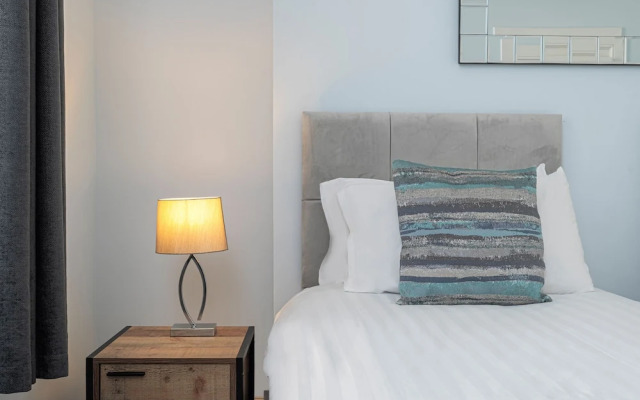JOIVY Charming 4-Bed House Near The Hoe Park