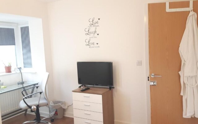 2 double rooms available in 3 bedroom house