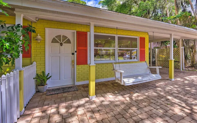 Sunny Sarasota Home w/ Yard < 2 Mi to Downtown!