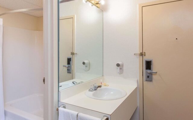 Schenectady Inn & Suites