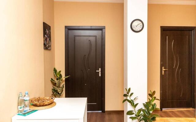 Cozy 2BR apt w Balcony on Aghmashenebeli ave