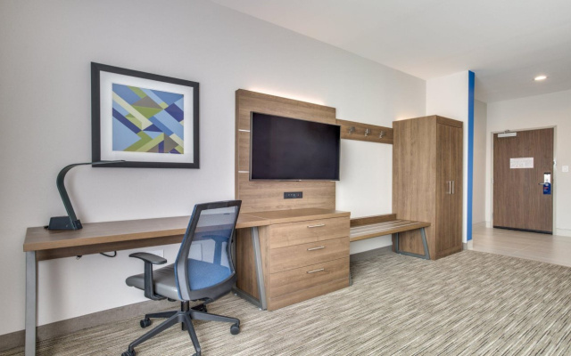Holiday Inn Express & Suites Denton South by IHG