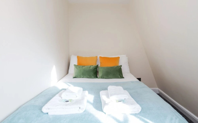 Taste Central London Living in Lush Home