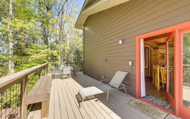 Hot Tub + Game Room: Gatlinburg Family Cabin!