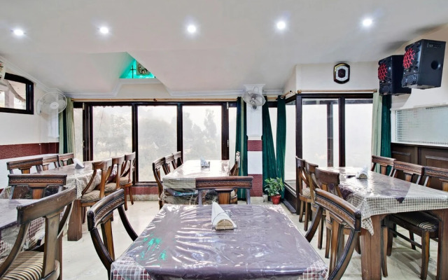 Oyo 26837 Hotel White House