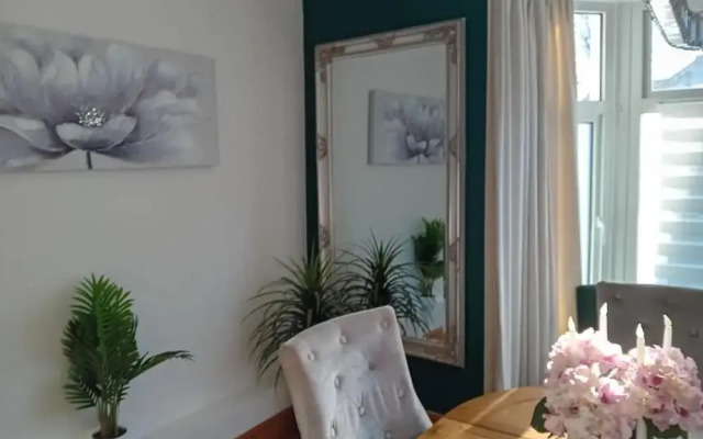 Happy Days Stays Ty Hapus