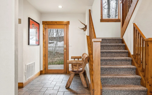 Russell Home by Avantstay Expansive Deck, Stunning Views & Hot Tub!