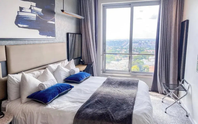Sandtoncity-apartment-sleeps2-pool-parking