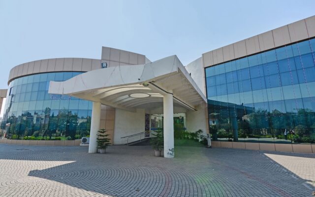 OYO 23626 Country Club Pune