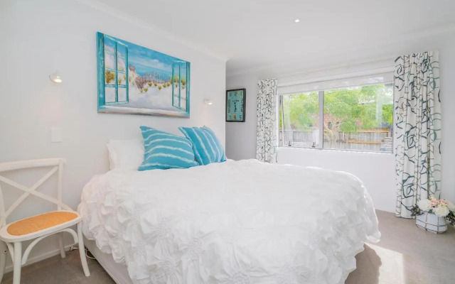 Rose's Beach Pad - Matarangi Holiday Home