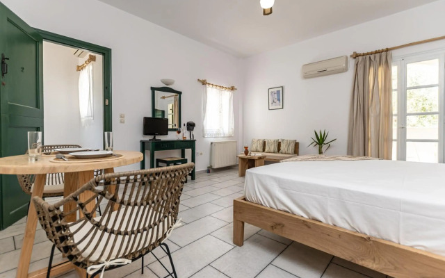 Studios Vrettos Beachfront Hotel