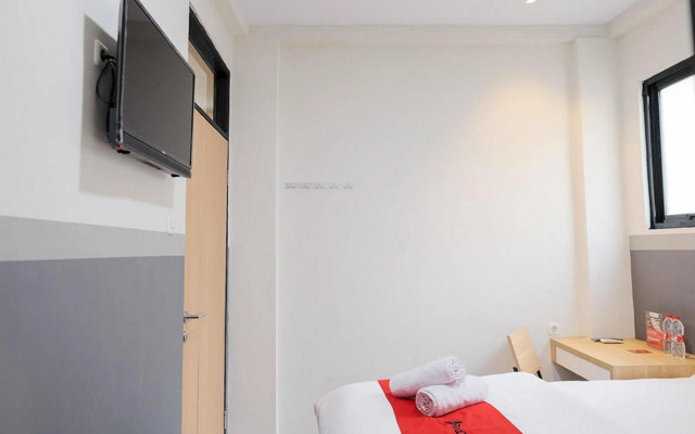 RedDoorz Near Mall Taman Anggrek