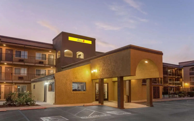 Super 8 Escondido