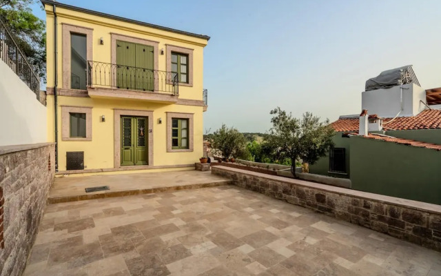 Rustic House With View Balcony in Ayvalik