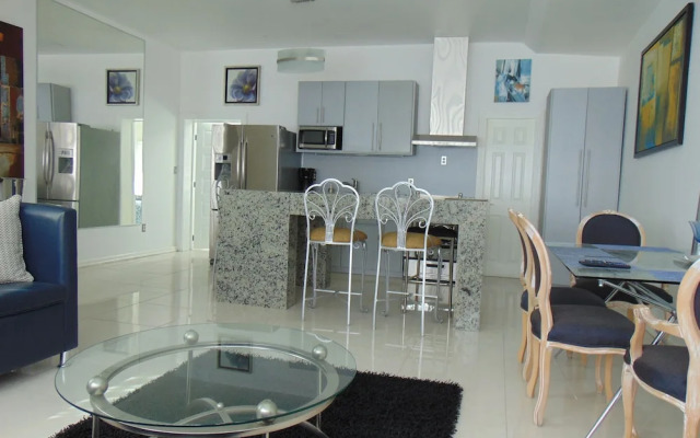 Modern Townhome Prime Location