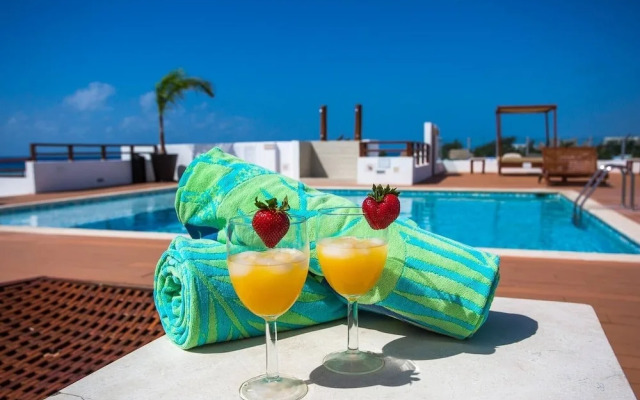 Beachfront Penthouse! Private Jacuzzi! Live the Dream!