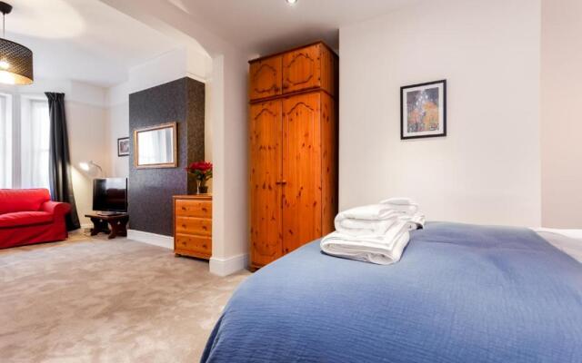 Gorgeous Town Centre Apt with Courtyard Garden