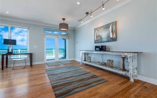 Beachfront Sapphire - Six Bedroom Home