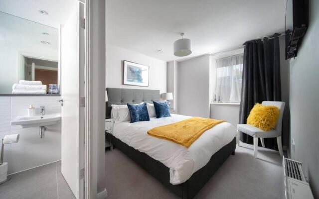 Deluxe Apartment near Cabot Circus w Parking sleeps 5