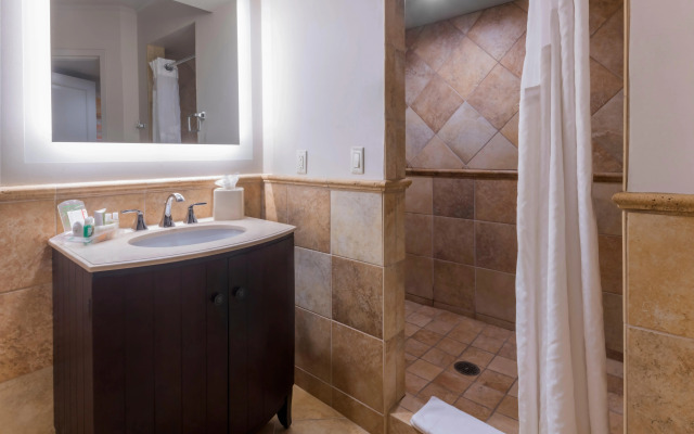Holiday Inn & Suites Phoenix Airport North by IHG