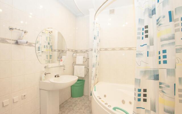 Tverskaya Street (Тверская Стрит) на улице 1-ая Тверская-Ямская