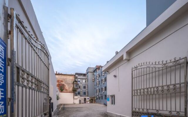 Wyndham Hotel (Donghu Qilou Old Street Store)