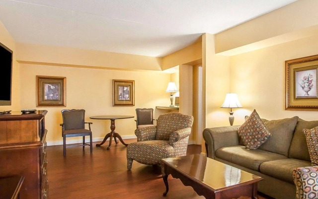 Clarion Inn & Suites University Center