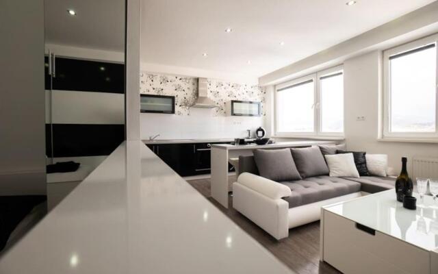 Great Apartment Blck&Wht near center & own parking