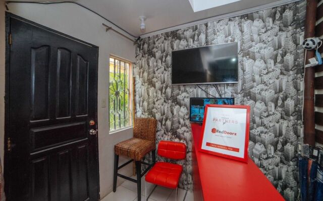 RedDoorz near McArthur Highway