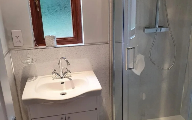 Stunning 2 Bedroom Pet Friendly Lodge