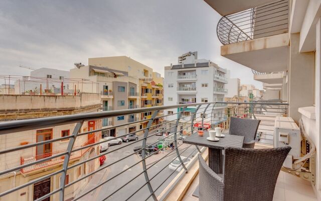 Centric and Spacious Apartment With Wifi and Balcony