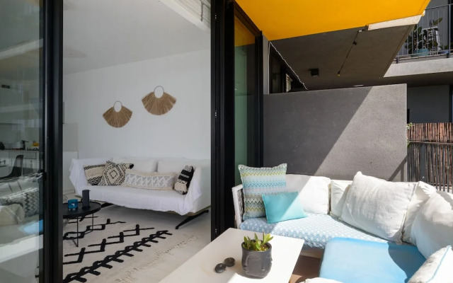 Beach House Style Condo & Pool