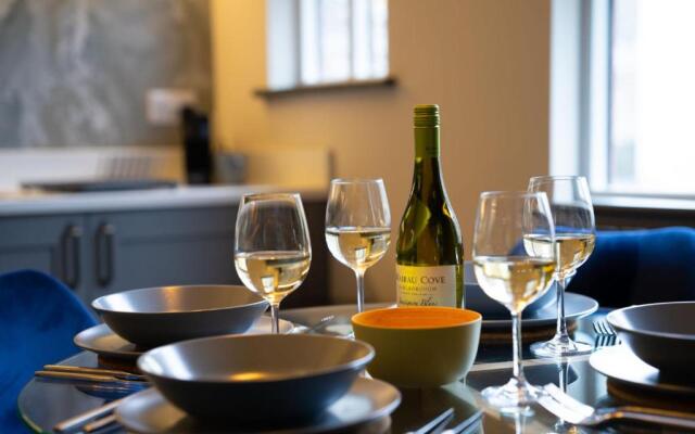 Spacious - Contemporary 2BR Apartment - Central Ambleside - Parking