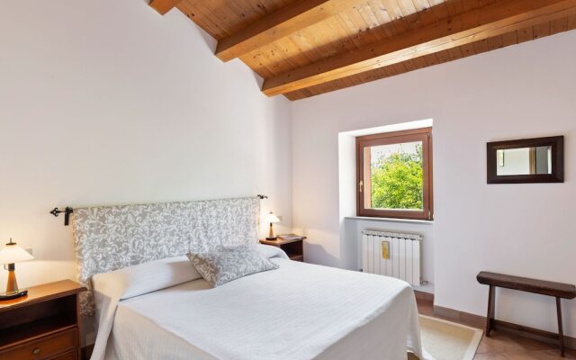 Delightful Villa in Varano with Fireplace