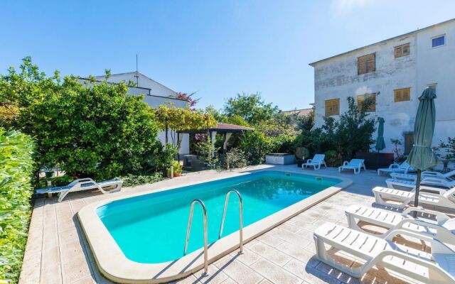 Nice Home in Kastel Stari With Wifi and 2 Bedrooms