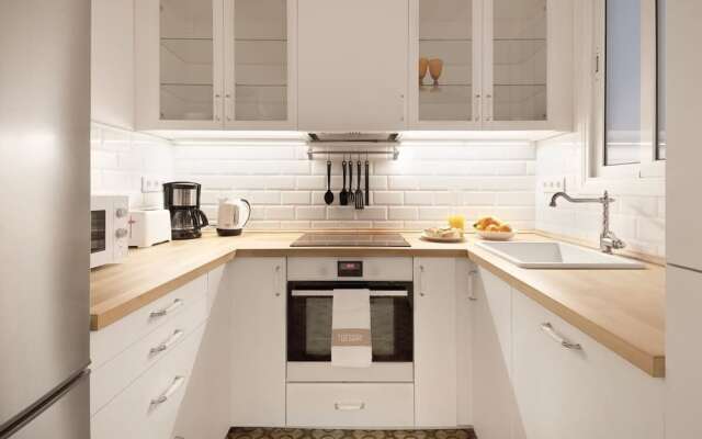 Welcoming 2 Bed With Balcony in Gracia