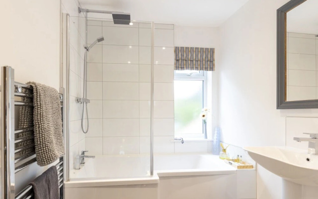 Cozy Nook Cottage - Sleeps 4, Garden & Parking