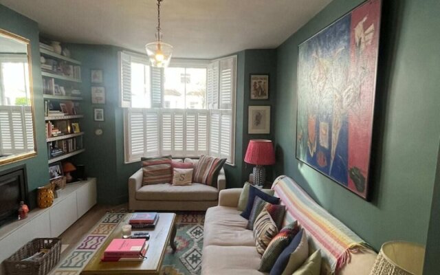 Stylish and Spacious 2 Bedroom House in Brixton