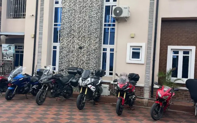 De Ross Hotel & Suites