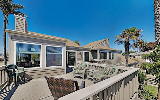 Ocean-view : Deck & Game Room, Near Beach! 3 Bedroom Home