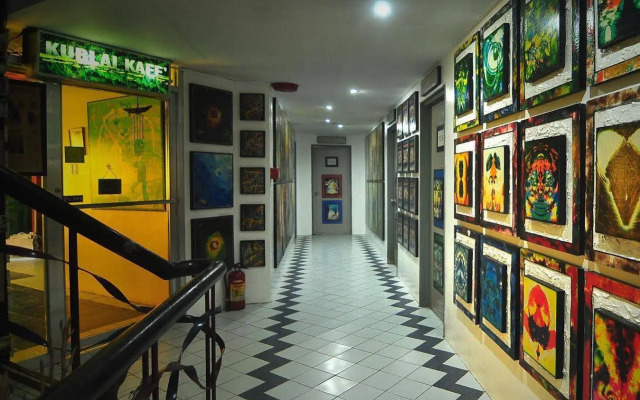 Oyo 200 Ponce Suites Art