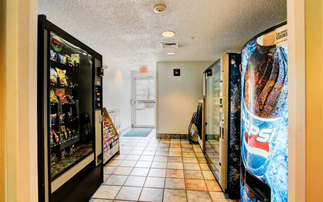 Super 8 by Wyndham Aurora East